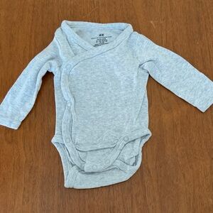 🍓3/$10 H&M Organic Gray Kids Newborn One Piece Bodysuit